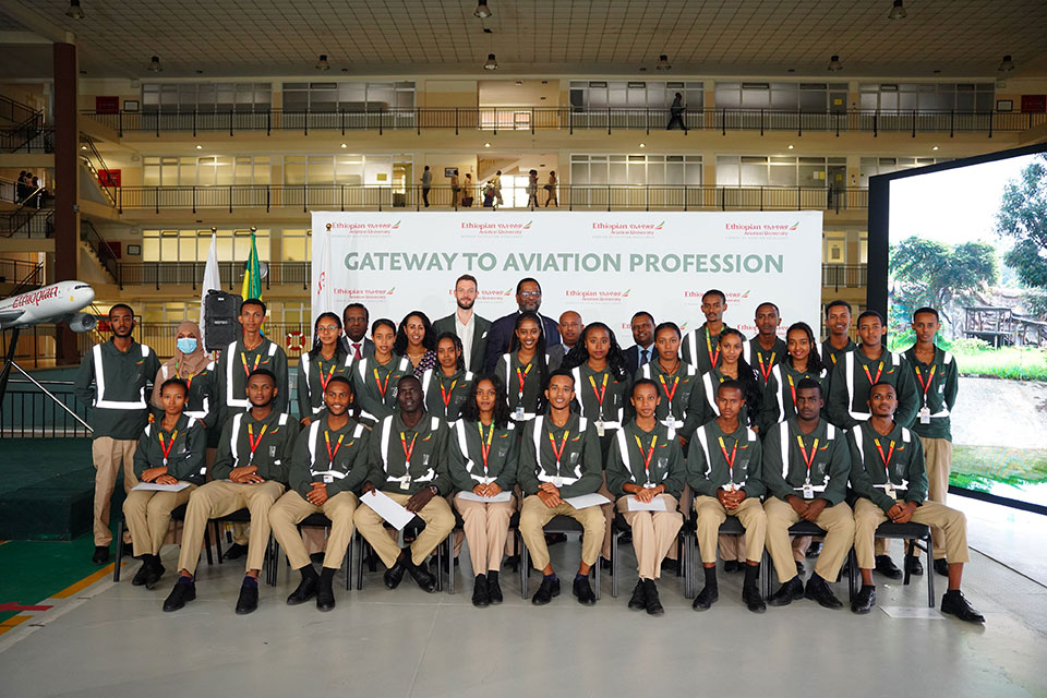 2024 alumni join 2025 students for a week of knowledge exchange